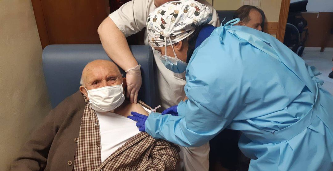 Diego, primer huelmense que recibió la vacuna de la Covid en la localidad de Sierra Mágina.