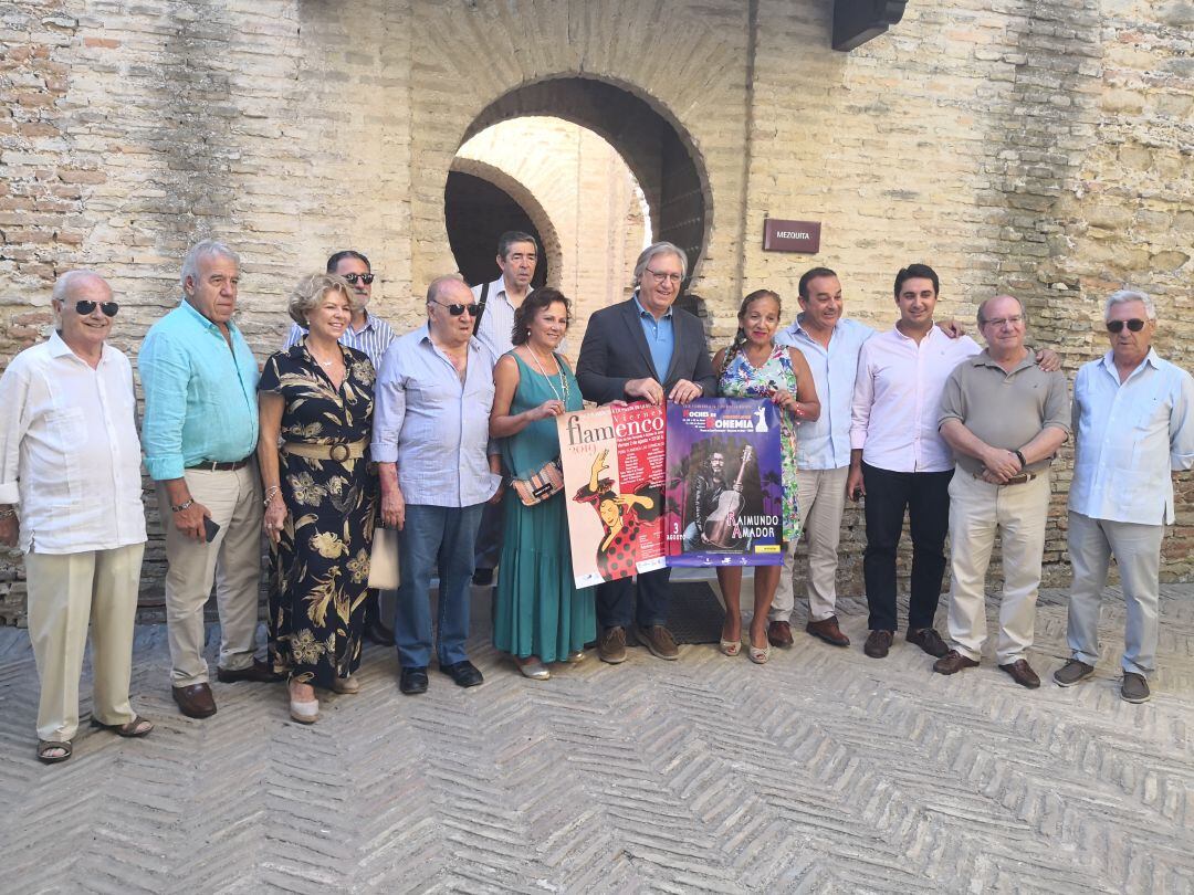 Artistas participantes de este Caló Flamenco, junto a miembros del Ayuntamiento de Jerez