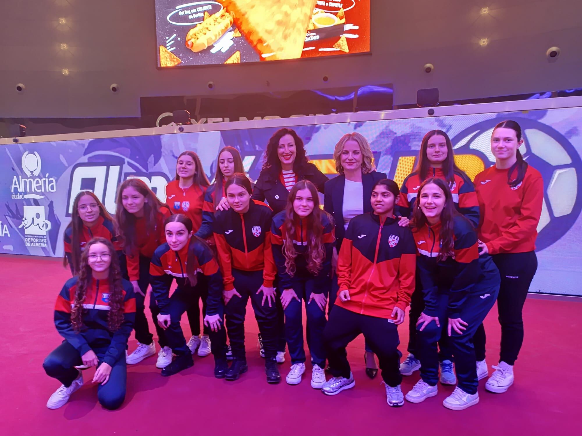 Las chicas de la Escuela EDA, en la presentación de la Almería Cup 2025.