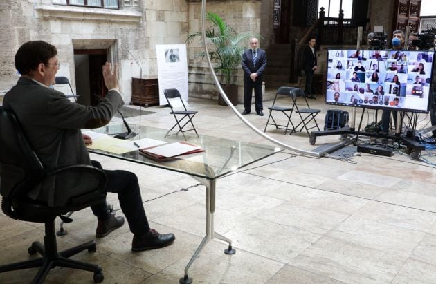 El president de la Generalitat, Ximo Puig, durante la videoconferencia con una veintena de valencianos y valencianas residentes en diversos países de la Unión Europea, en el Día de Europa