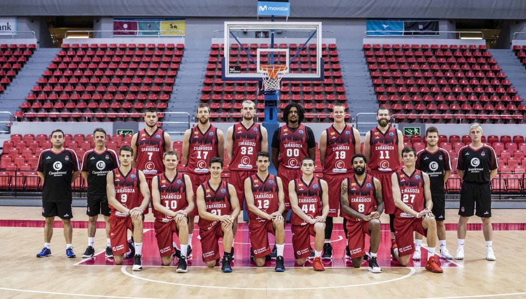 La plantilla de Casademont Zaragoza luce las equipaciones de la Basketball Champions League