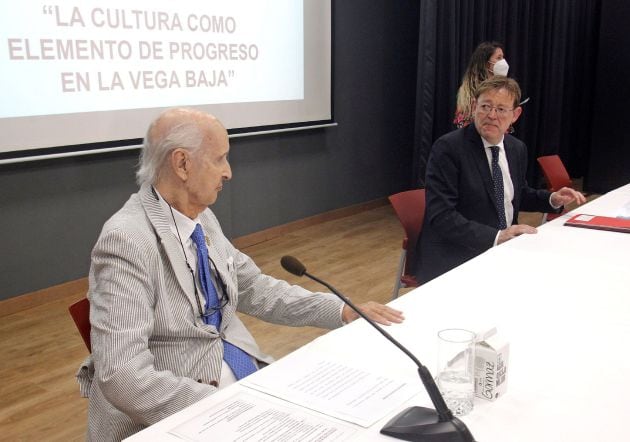 El presidente del Consell Valencià de Cultura, Santiago Grisolía, conversa con el president de la Generalitat, Ximo Puig, al comienzo de la presentaciñón del informe &quot;La cultura como elemento de progreso en la Vega Baja&quot;