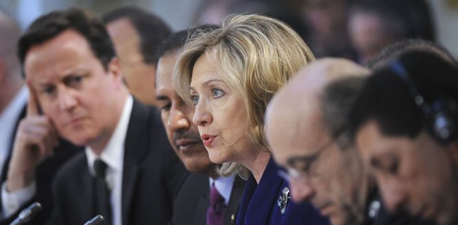 David Cameron y Hillary Clinton, durante la Conferencia en Londres