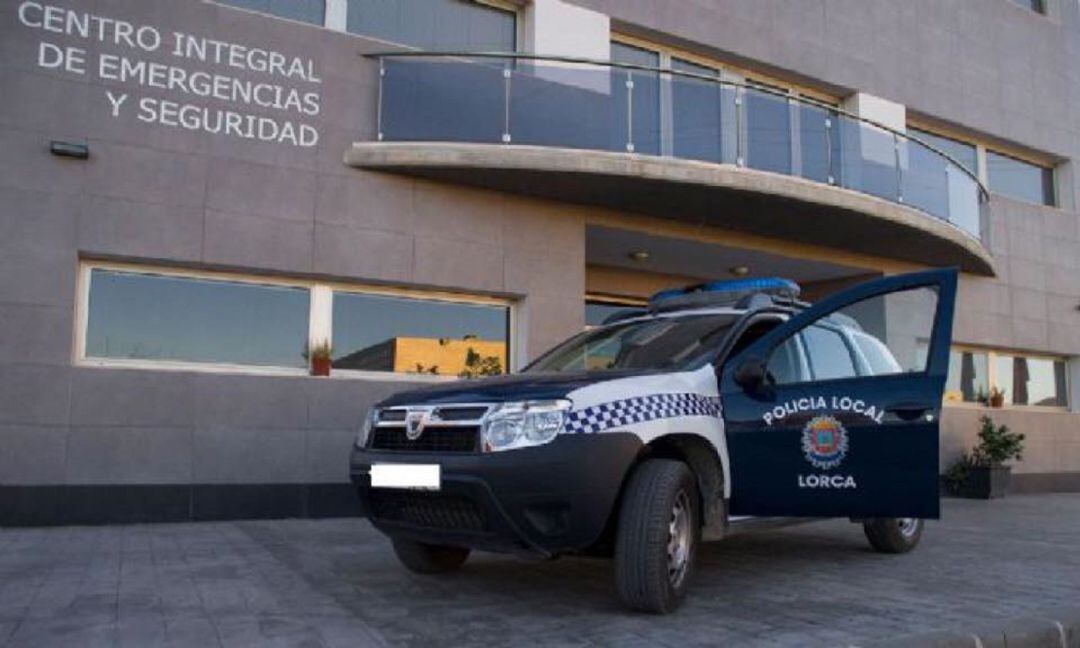 La Policía Local de Lorca desaloja una fiesta con 30 personas en una casa de la diputación de Cazalla.