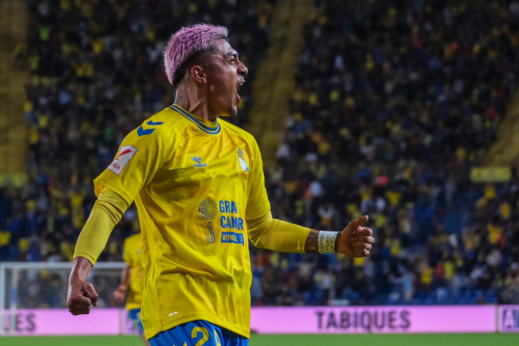 LAS PALMAS DE GRAN CANARIA, 01/12/2023.- El defensa mexicano de la UD Las Palmas Julián Araújo celebra su gol durante un encuentro correspondiente a la decimoquinta jornada de LaLiga EA Sports disputado entre la UD Las Palmas y el Getafe en el Estadio Gran Canaria. EFE/ Angel Medina G.
