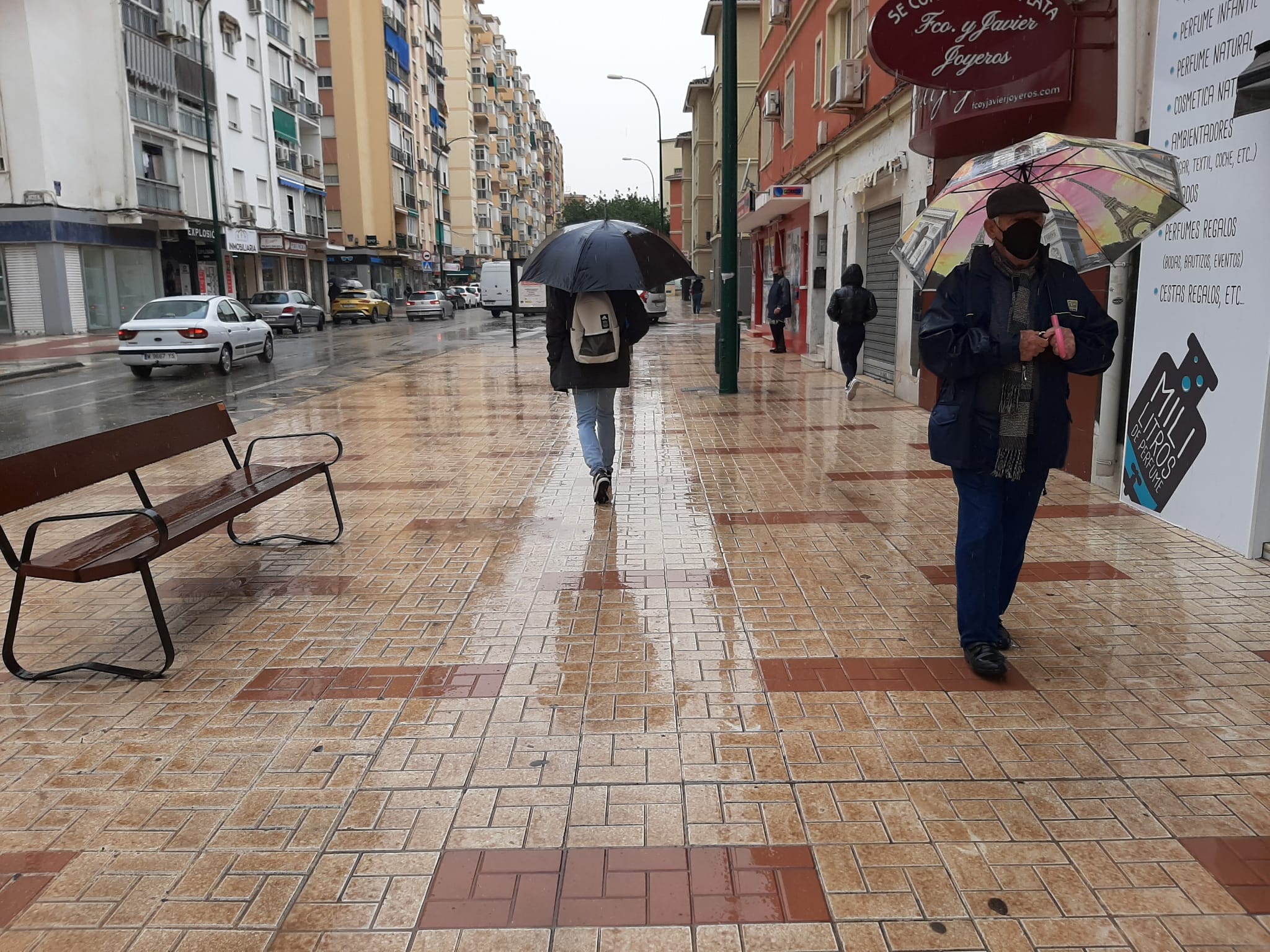 Personas caminando por el calle en plena calima en Málaga