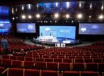 Vista general del auditorio donde desde esta mañana se ultiman los prepeparativos para la celebración del Congreso Nacional del Partido Popular.