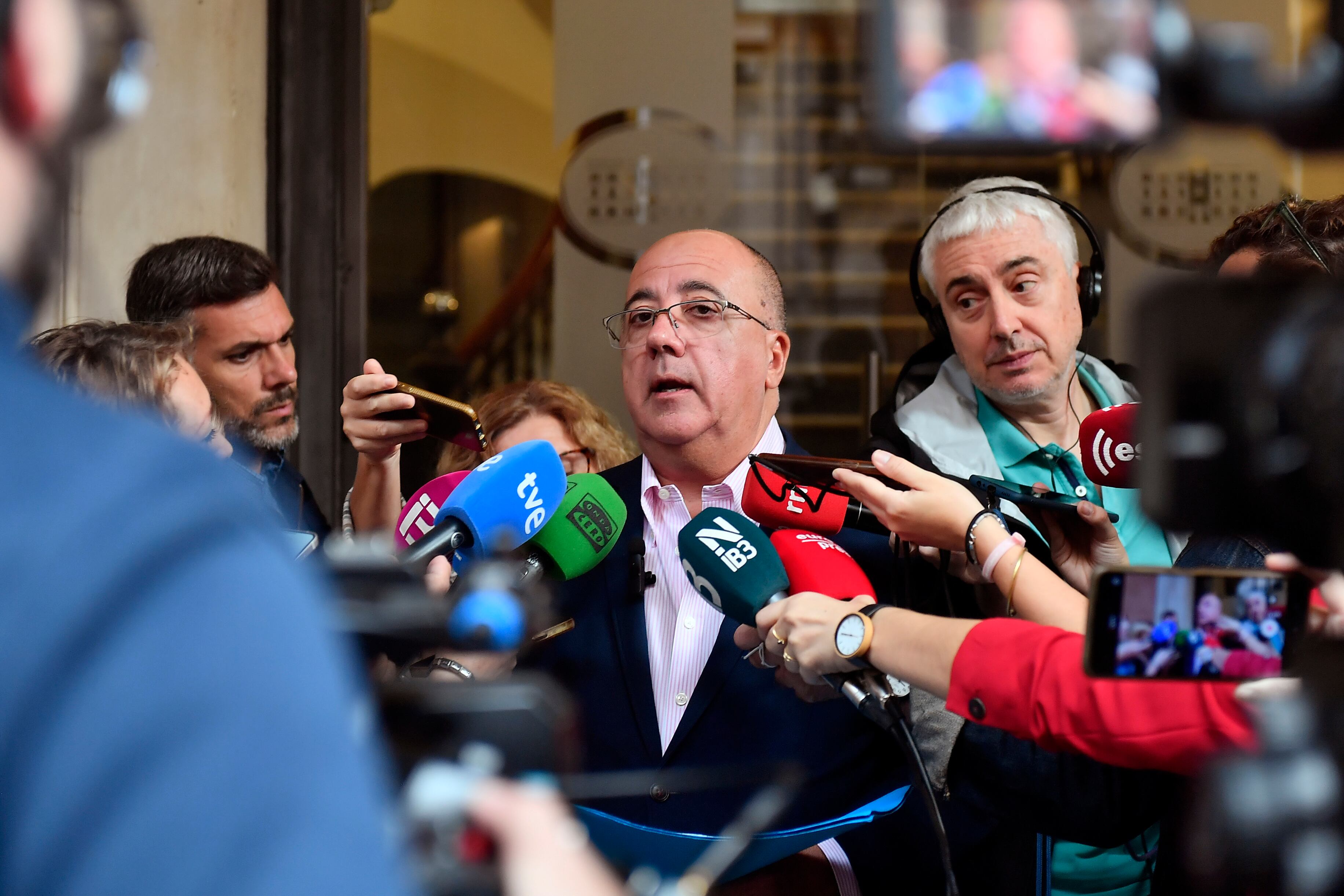 Xisco Cardona atenent als mitjans a les portes del Parlament