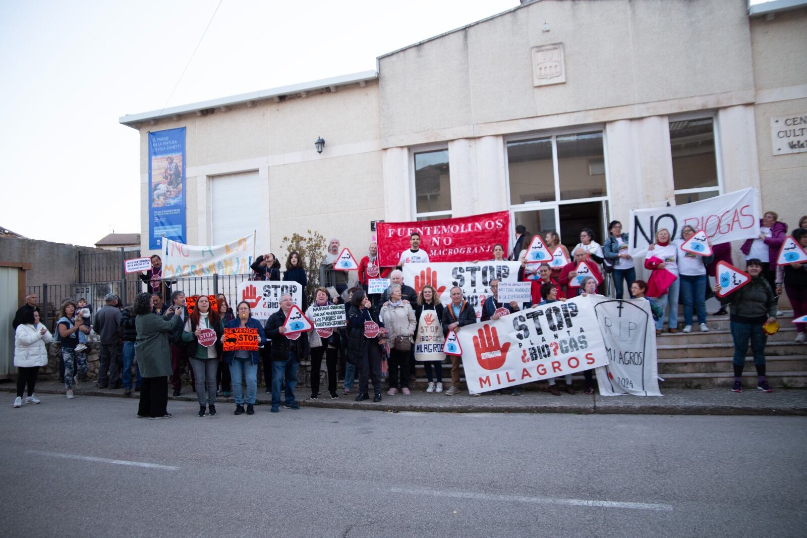 Un centenar de vecinos protesta a las puertas del Centro Cultural Vela Zanetti