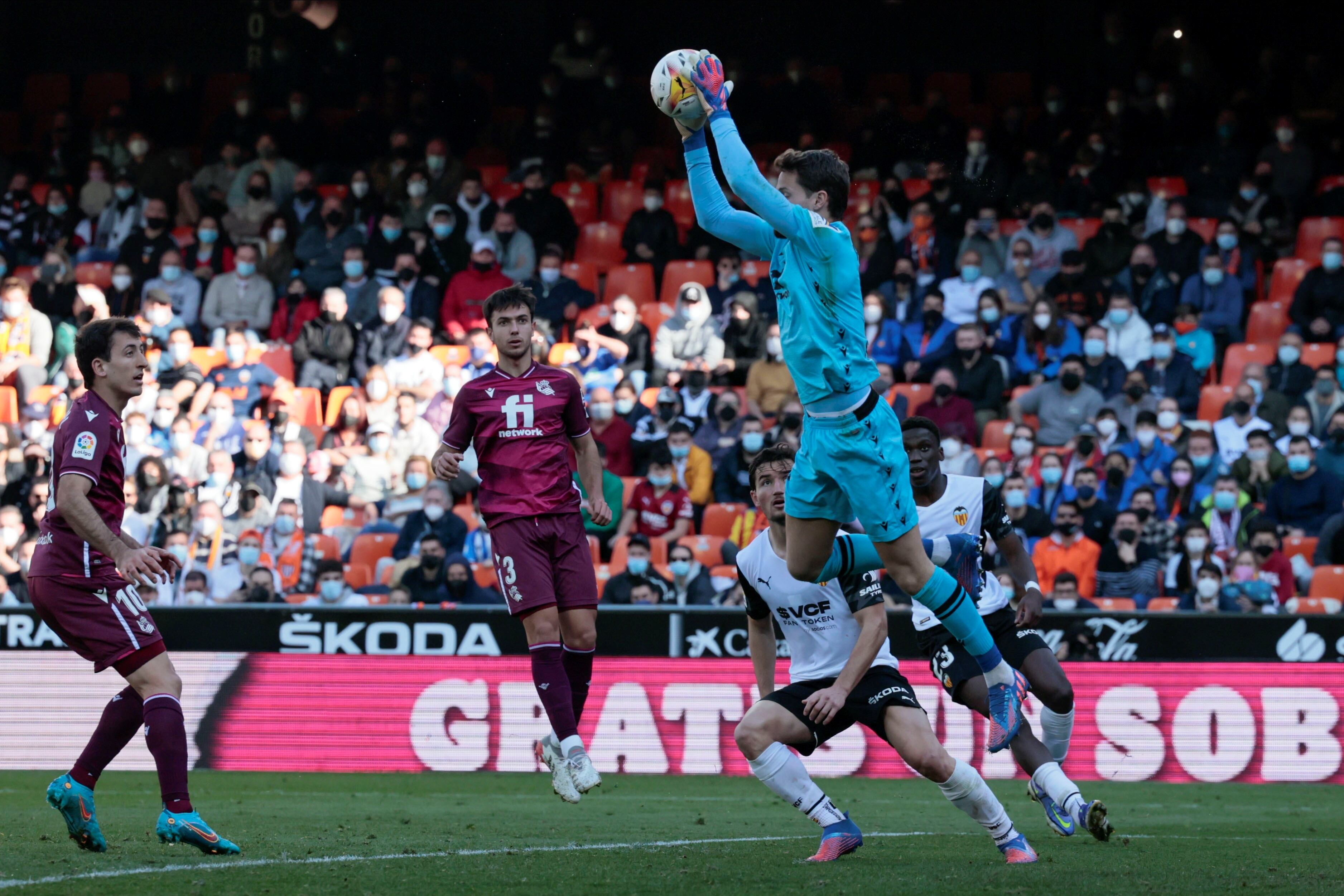 GRAF2854. VALENCIA, 06/02/2022.- El portero de la Real Sociedad Remiro para el balón durante el partido Liga en Primera División disputado este domingo en el estadio de Mestalla. EFE/Biel Aliño
