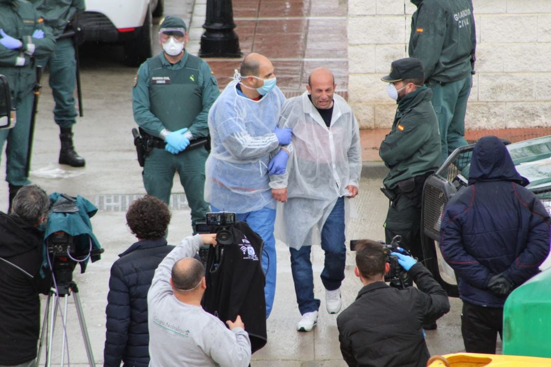 Rafael Vargas, alcalde de Alcalá del Valle, durante el traslado de los ancianos de la residencia 