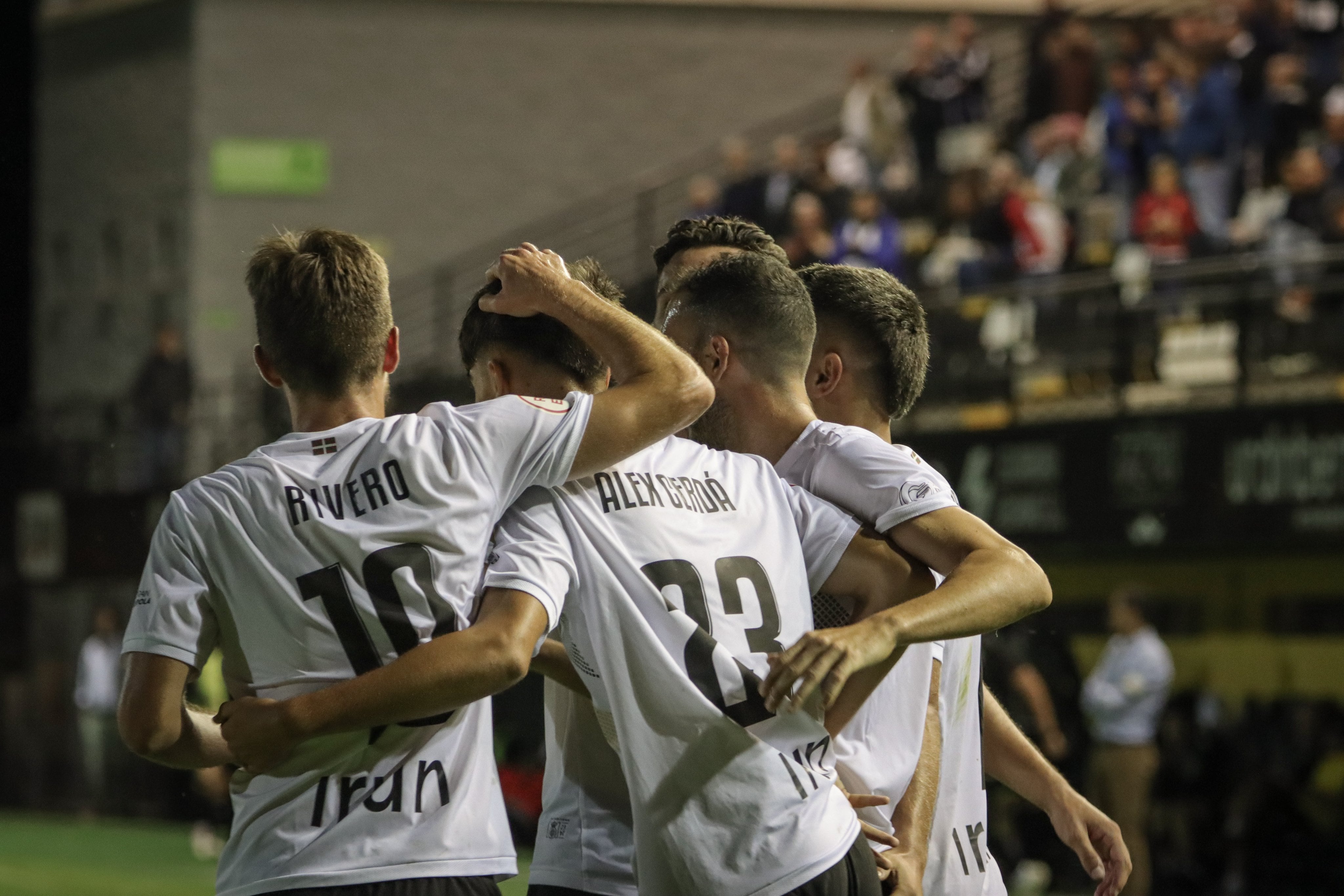 Alex Cerdá es felicitado por sus compañeros tras marcar el gol de la victoria.