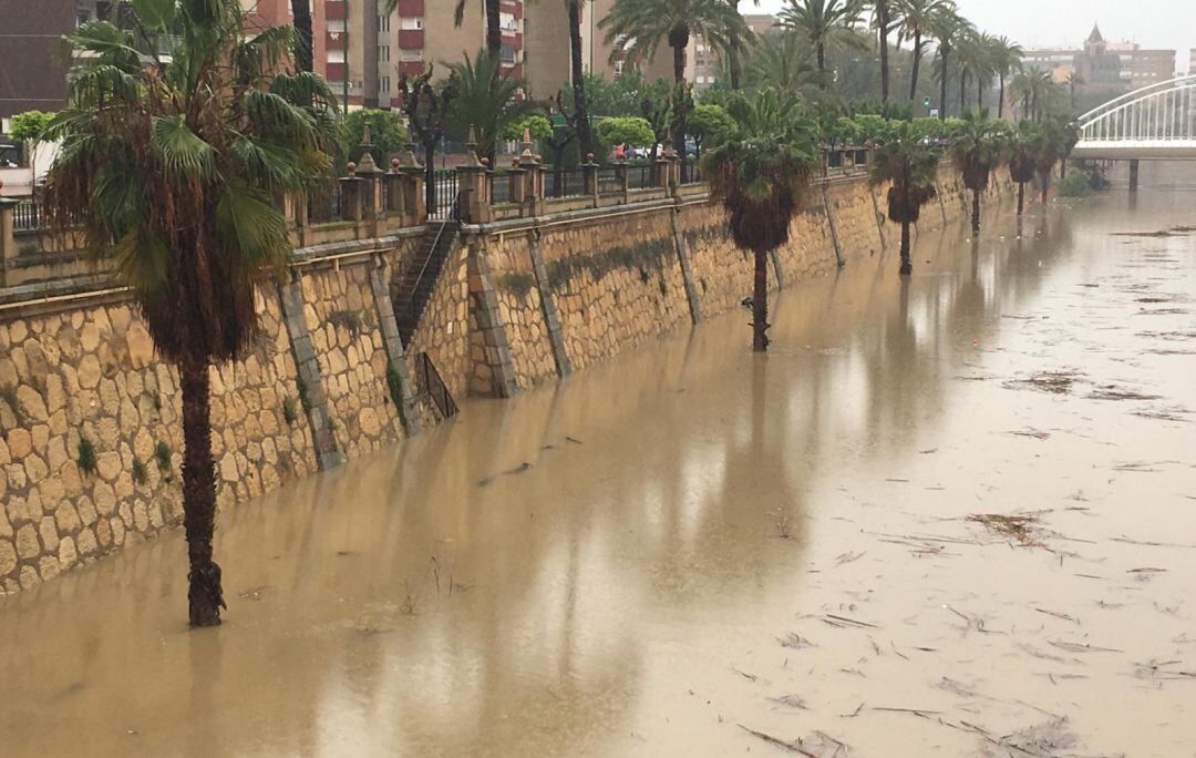 La crecida del río Segura a su paso por el centro de la capital ha sido una de las imágenes más llamativas del temporal de lluvias que ha azotado la Región de Murcia durante la Semana Santa