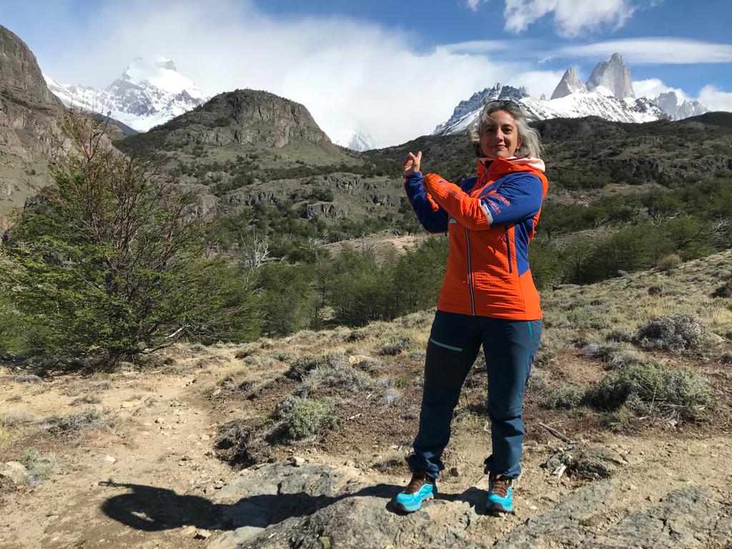 Anna Blanco con el Fizt Roy al fondo, una de las grandes cumbres de la Patagonia