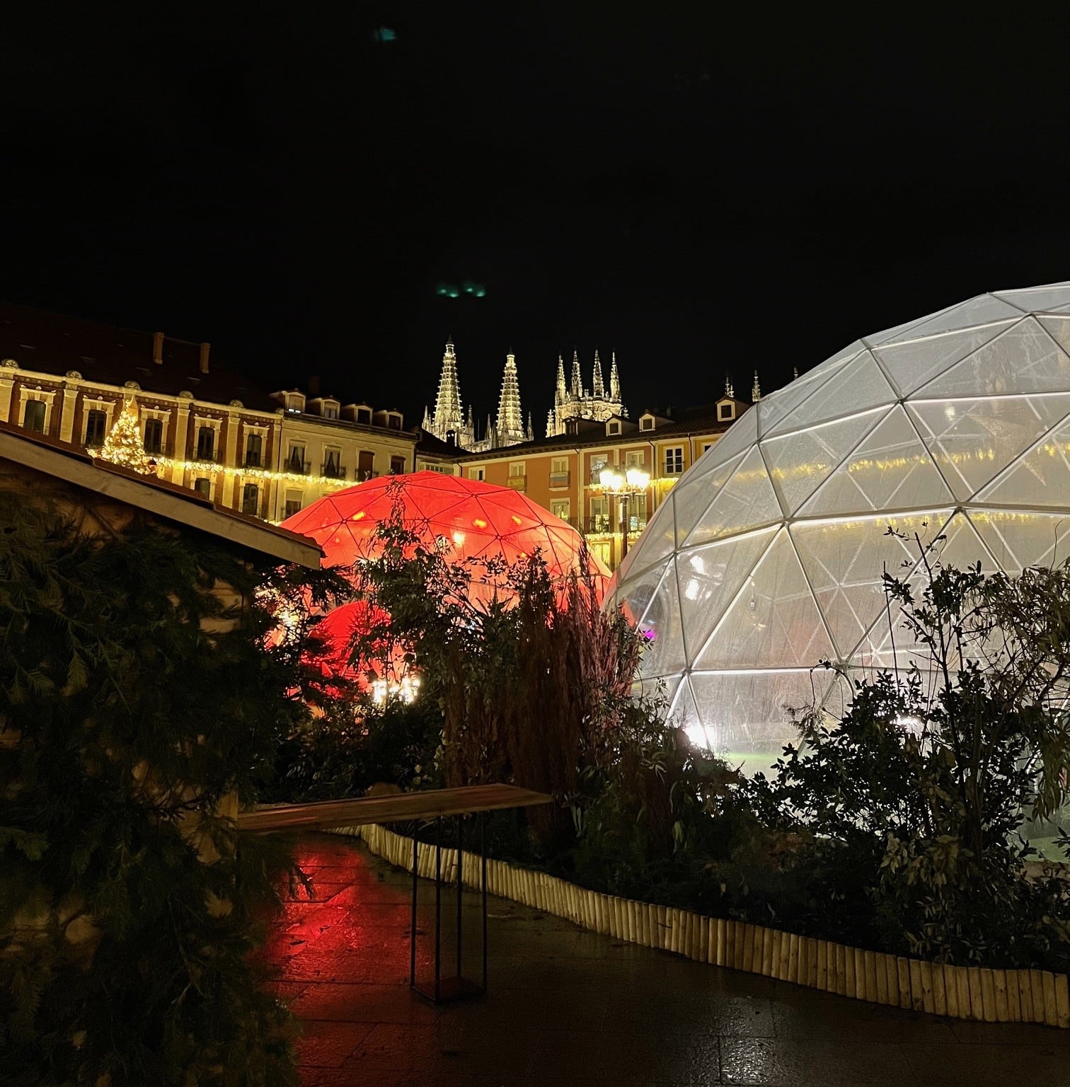 Elementos de la decoración navideña colocados en la Plaza Mayor de Burgos