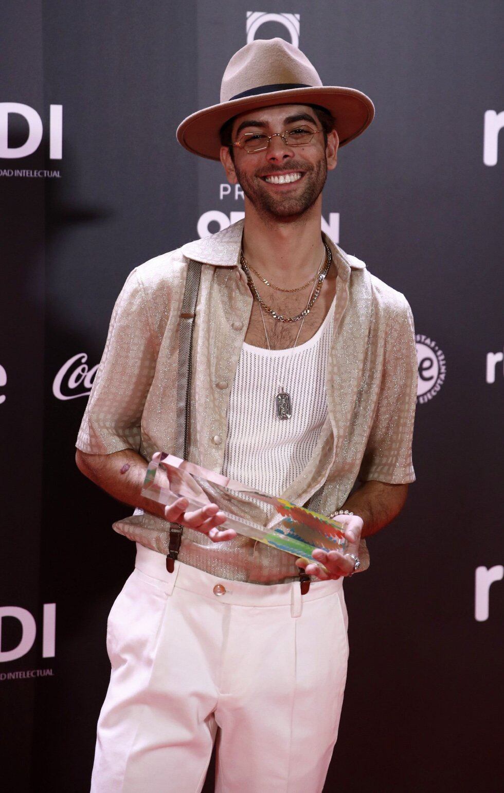  El cantante Don Patricio tras recibir el premio a la mejor canción por &#039;Contando Lunares&#039;