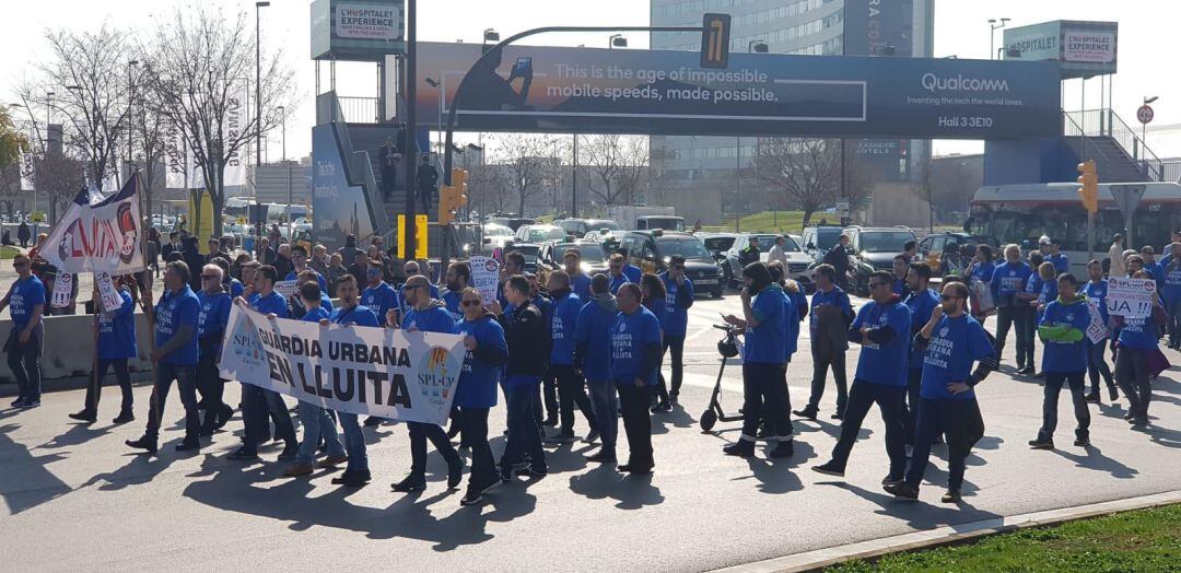 Agents de la Guàrdia Urbana de L'Hospitalet de Llobregat manifestant-se al Congrés de Mòbils