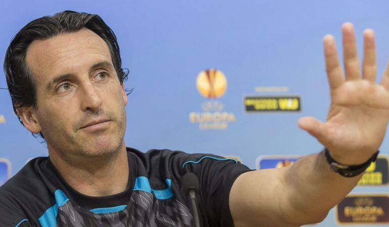 GRA323. SEVILLA, 06/05/2015.- El entrenador vasco del Sevilla, Unai Emery, durante la rueda de prensa ofrecida hoy en el estadio Sánchez Pizjuán, previa al partido de ida de semifinales de la Liga Europa que le enfrentará mañana a la Fiorentina. EFE/Julio Muñoz