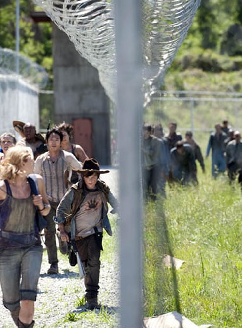 Los protagonistas de &#039;The Walking Dead&#039; huyen de un grupo de zombies en la tercera temporada