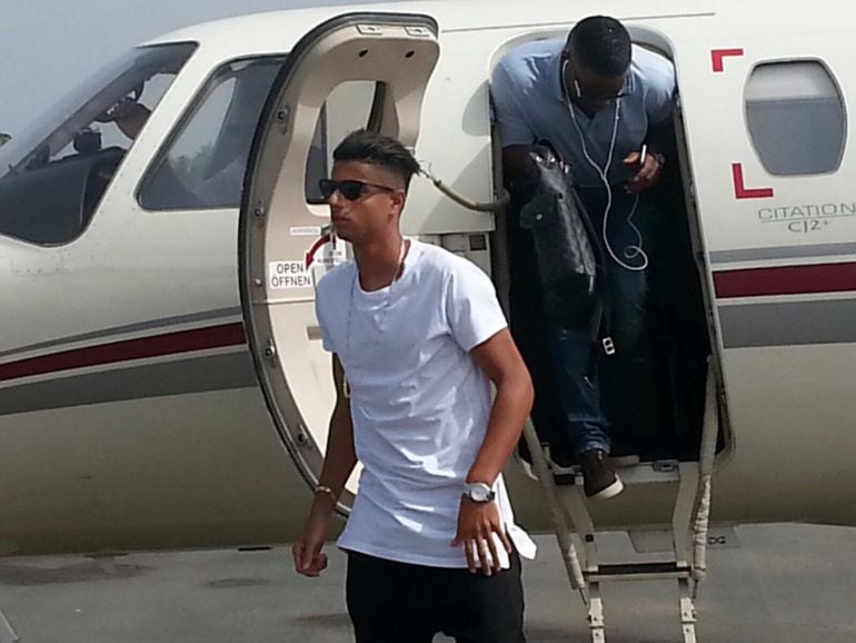 Hachim Mastour baja del avión privado a su llegada al Aeropuerto de Málaga