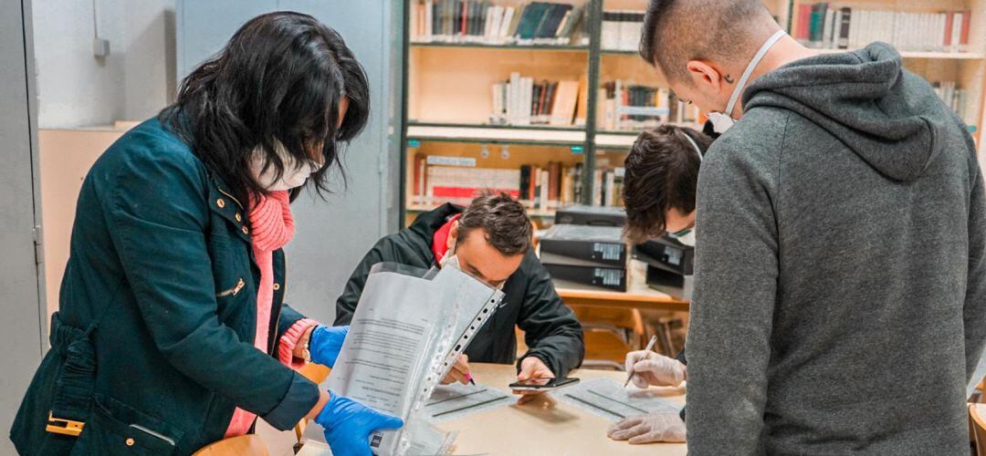 Voluntarios entregan el material informático a las familias