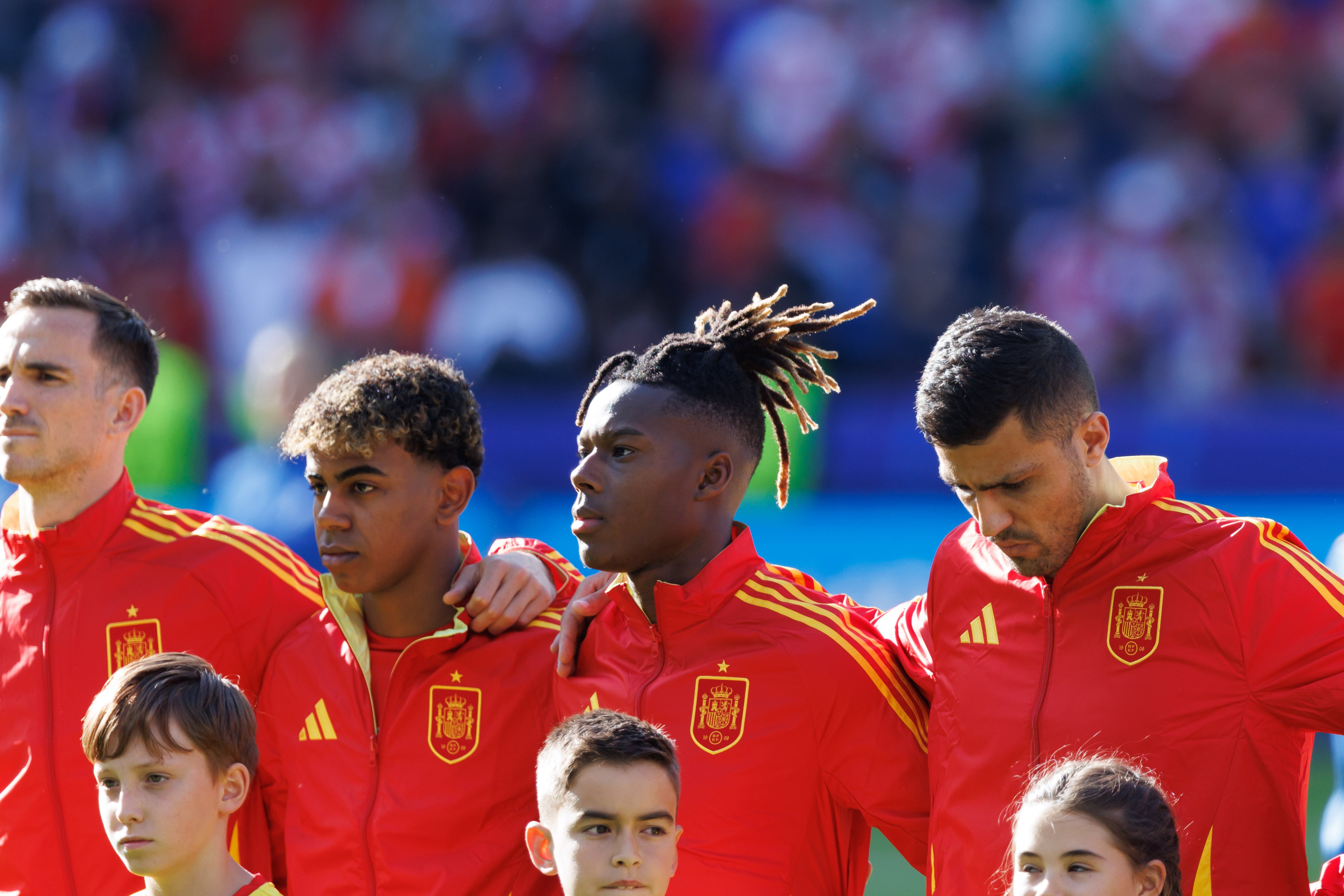 La selección española escucha el himno antes de un partido de la Eurocopa 2024