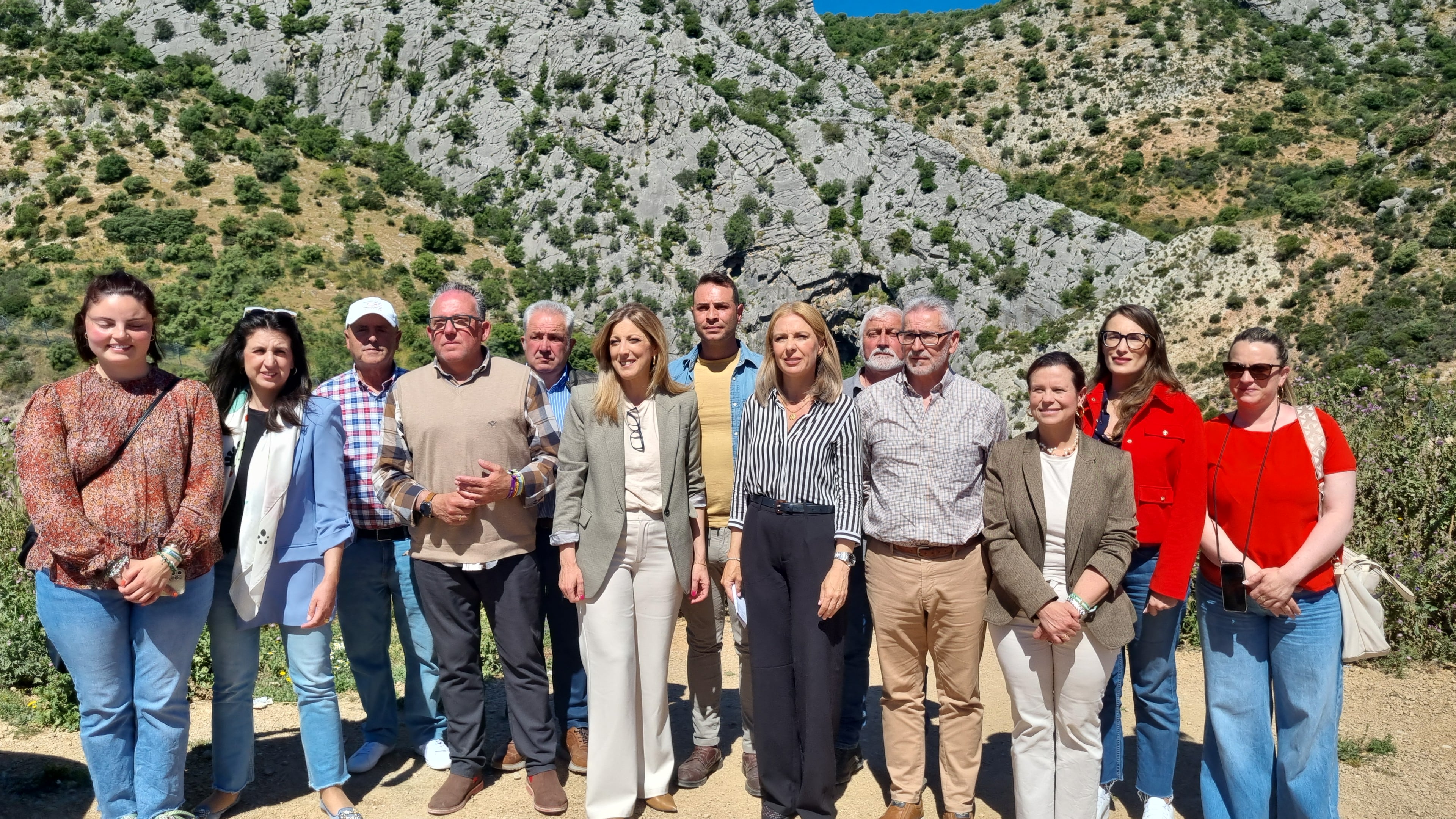 El acto ha contado con la asistencia de los alcaldes y representantes municipales de Gaucín, Benaoján, Benarrabá, Benalauría, Cortes de la Frontera, Cartajima y Montejaque, y concejales de la comarca