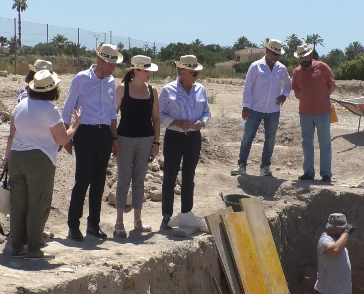 El Alcalde visitando las excavaciones de la Alcudia
