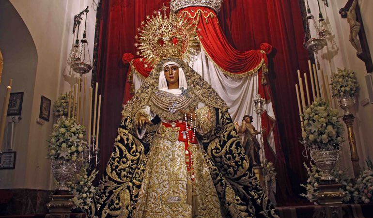 La Esperanza de Triana, dispuesta en besamanos en su capilla de Los Marineros en la calle Pureza