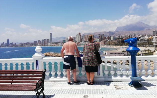 Un matrimonio de jubilados observa las vistas de Benidorm