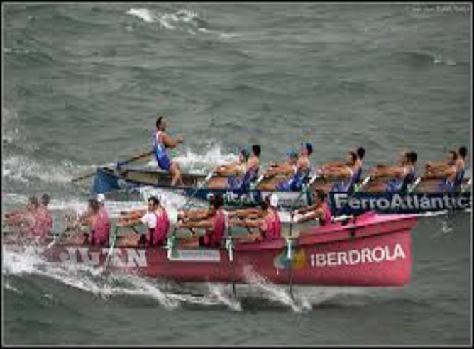 La trainera sanjuandarra en pleno esfuerzo