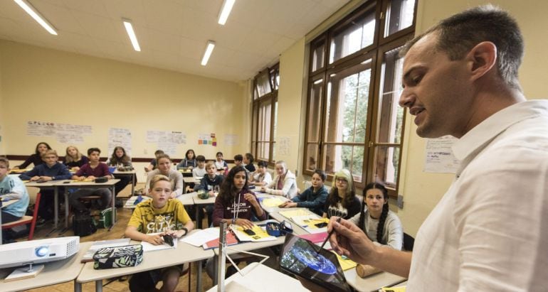 Un profesor impartiendo una clase en Alemania. 