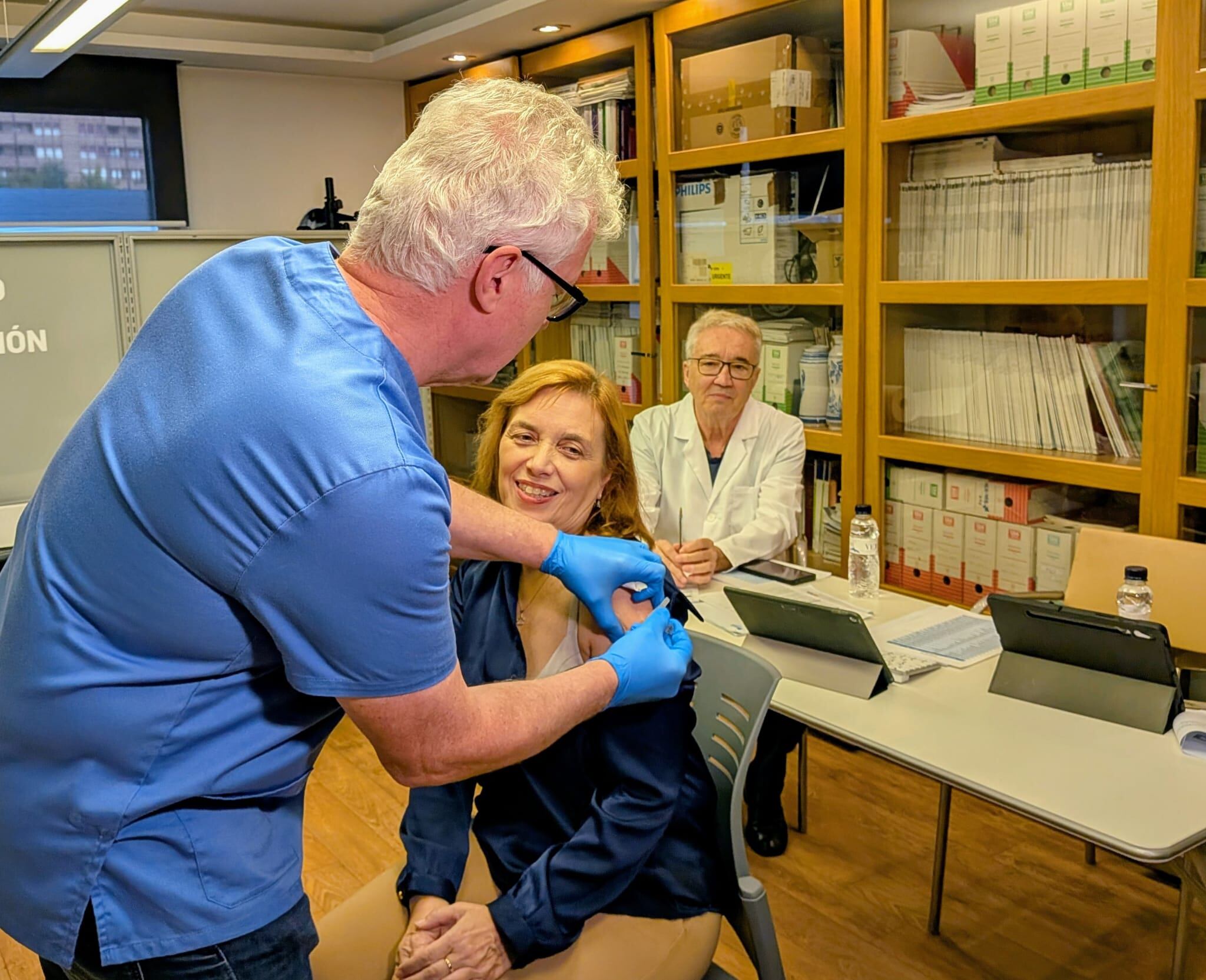 Nuria Gayán se inmuniza en el Punto Vacunación Colegio de Farmacéuticos