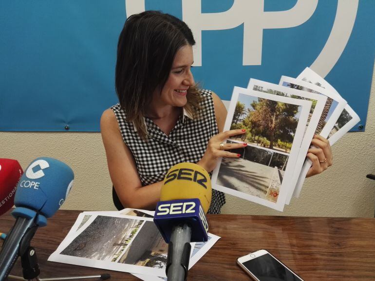 La concejala del PP, Erica Sánchez, con fotografías del Hort del Monjo