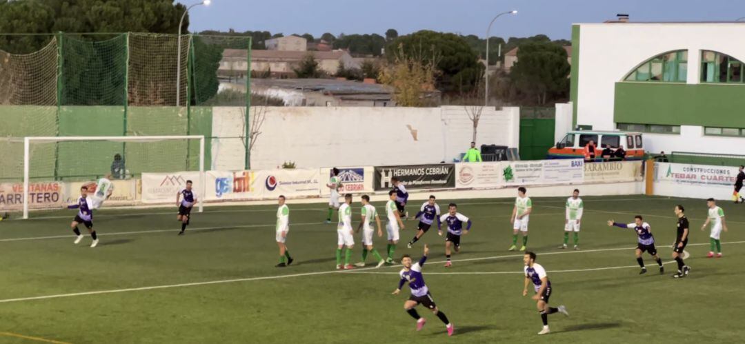 Cheki perseguido por sus compañeros tras lograr el 0-1 en Quintanar del Rey