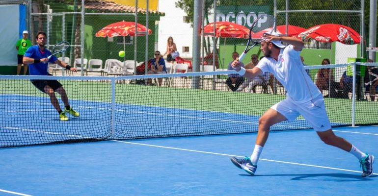 Dos jugadores durante un partido de tenis en el Club de Tenis de Martos.