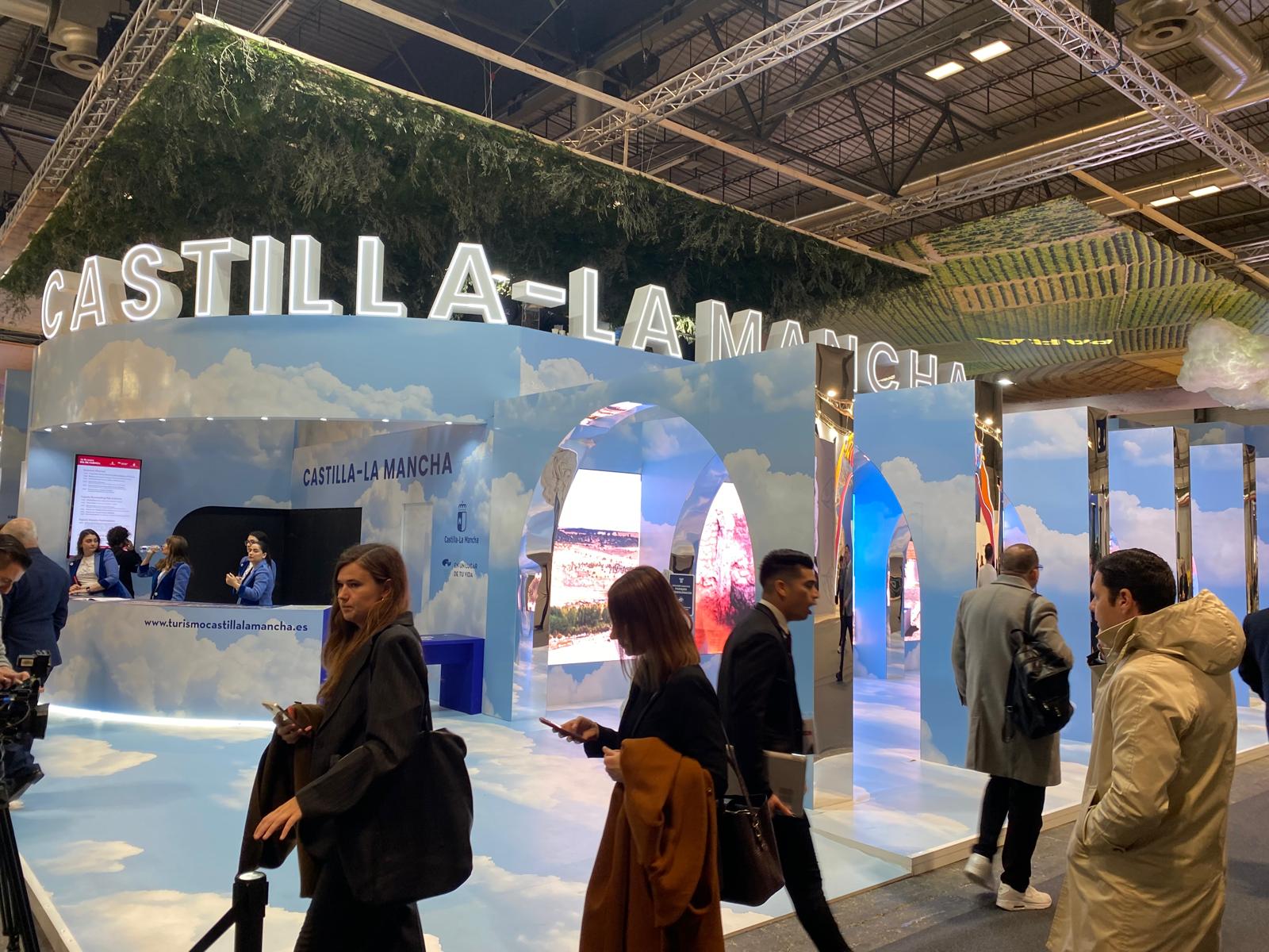 Stand de Castilla-La Mancha en Fitur 2025 bajo el lema &#039;De Castilla-La Mancha, el cielo&#039;.