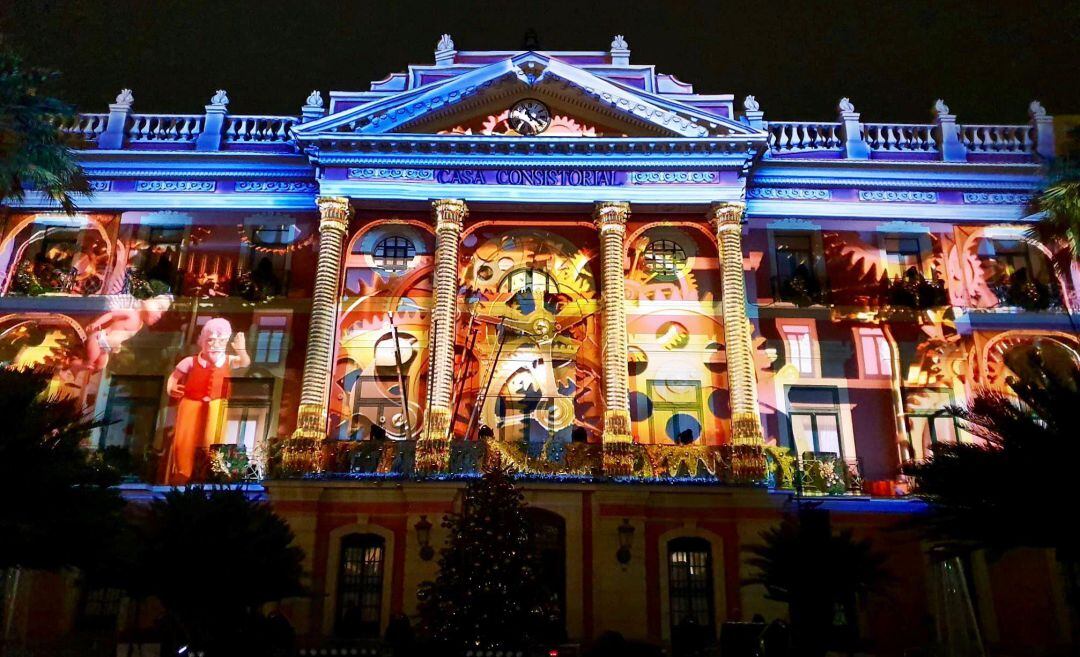 Fachada del Ayuntamiento de Murcia en pleno espectáculo de luz y sonido especial Navidad.