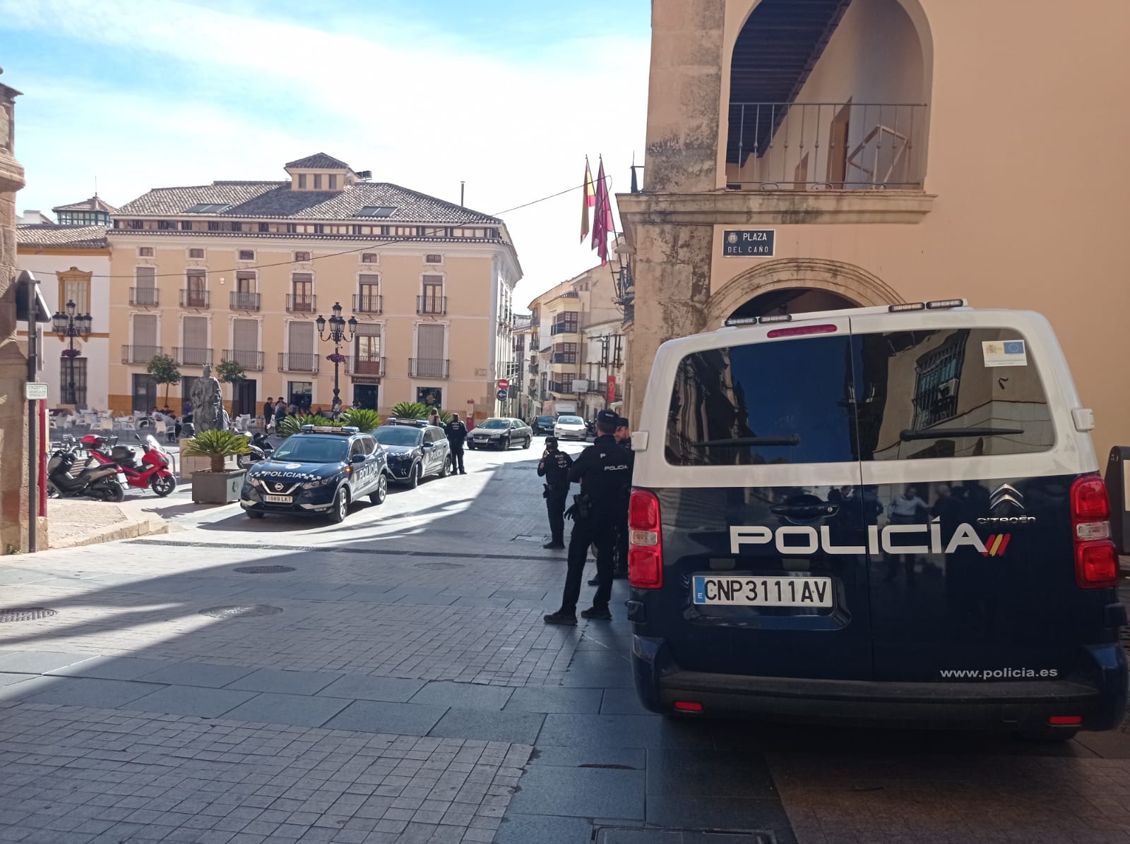 Un furgón de la Policía Nacional en las inmediaciones del Juzgado de Instrucción de Lorca