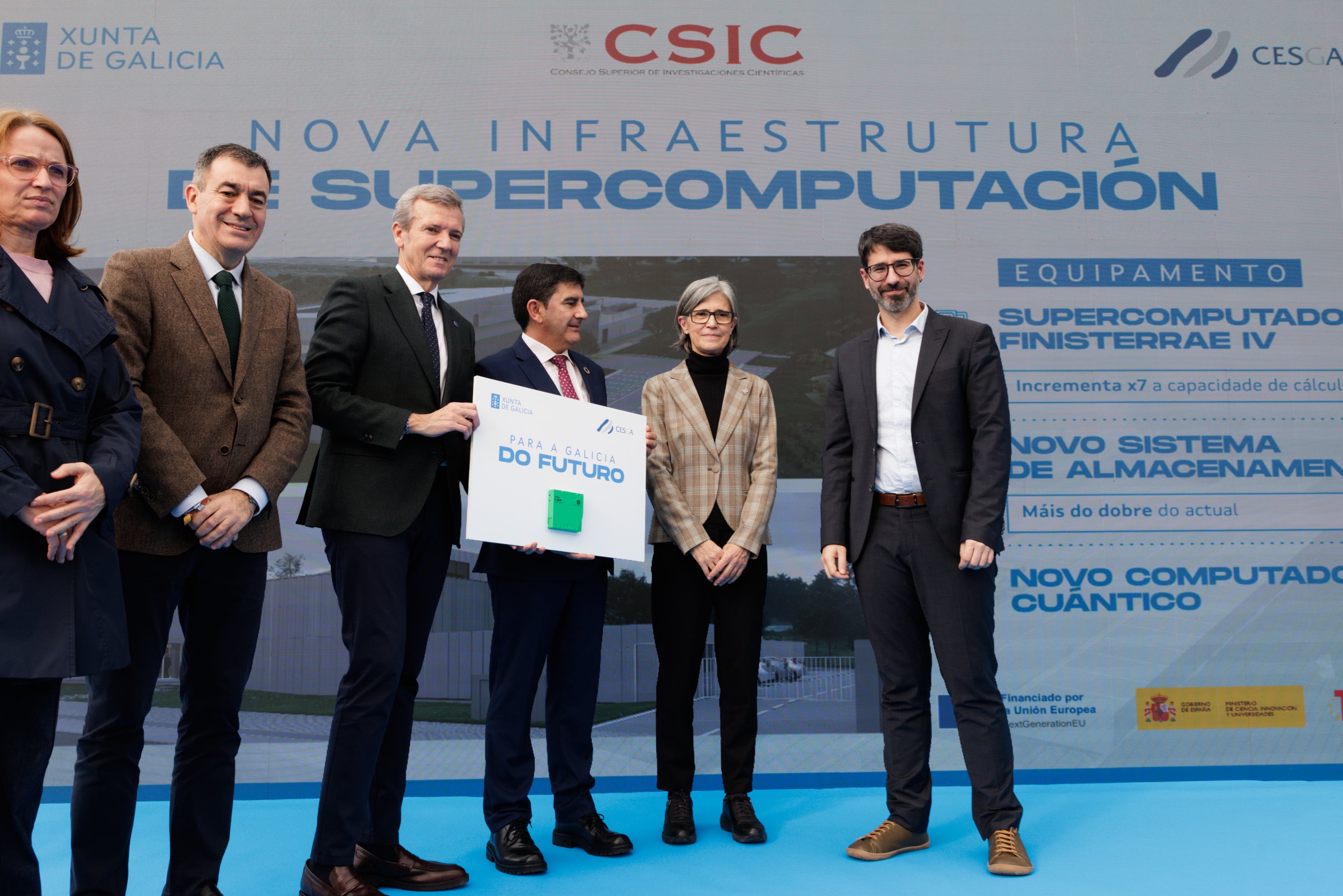 O titular do Executivo galego, Alfonso Rueda, acompañado do conselleiro de Educación, Ciencia, Universidades e FP, Román Rodríguez, participa no acto de colocación da primeira pedra do novo edificio do Centro de Supercomputación de Galicia (CESGA). Polígono da Sionlla (Santiago de Compostela), 19/11/25.