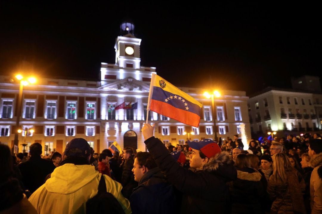 Decenas de venezolanos se concentraron en la Puerta del Sol el pasado 23 de enero tras la autoproclamación de Guaidó.