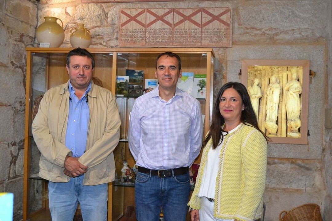 Enrique Cabaleiro (centro), alcalde de Tui, junto a los concejales Laureano Alonso y Ana Núñez.