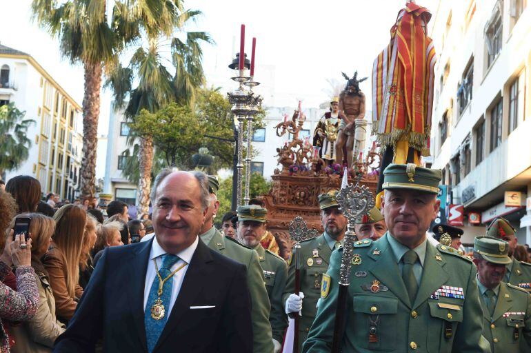 El alcalde, José Ignacio Landaluce, al frente del desfile procesional de este Lunes Santo en Algeciras.