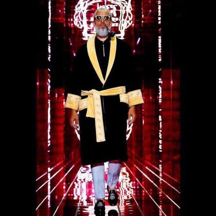 Sergi Puig desfilant a Milà amb un barnús de Philipp Plein