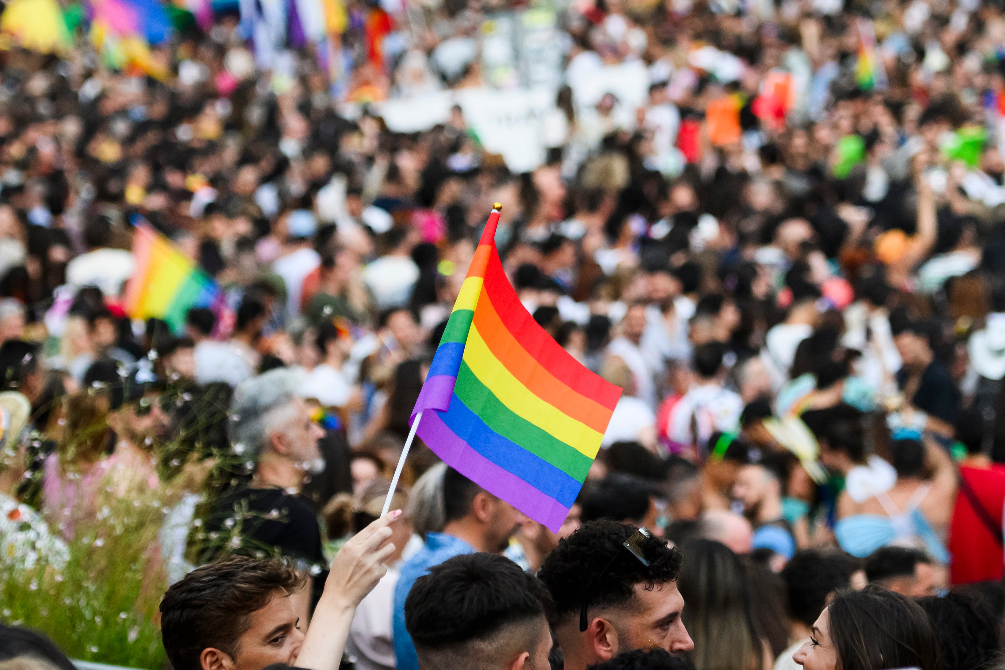 Miles de personas participan en la Marcha del Orgullo.