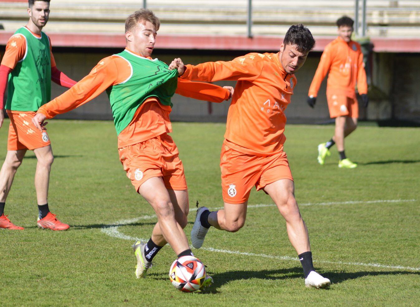 Rodri y Presa disputan la posesión del balón en un entrenamiento.