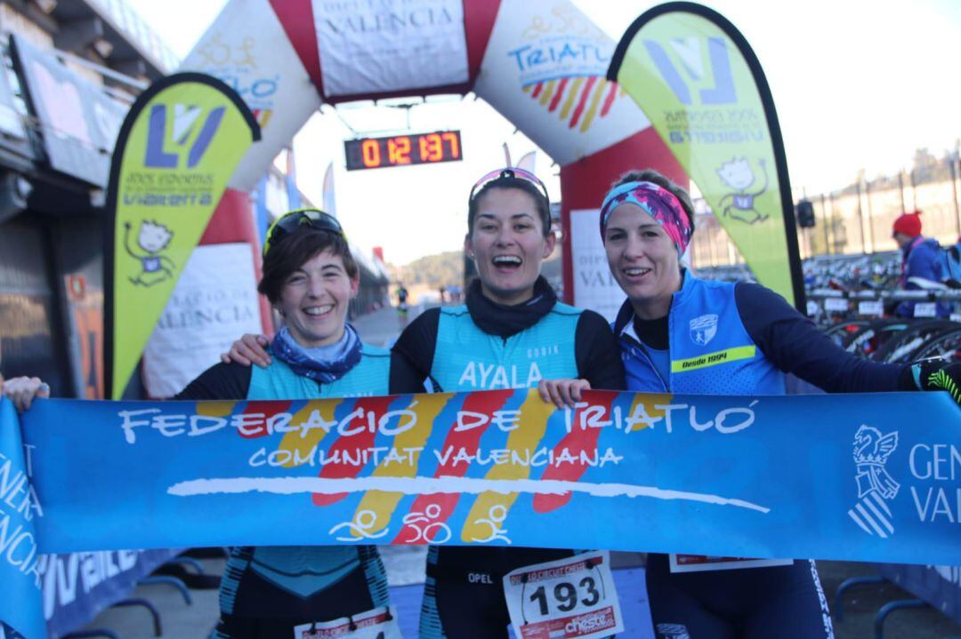 El equipo femenino del Club Triatló Gandia consigue la victoria