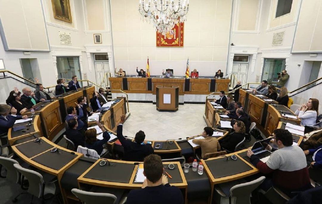 Imagen de archivo de una sesión plenaria en la Diputación de Alicante durante esta legislatura