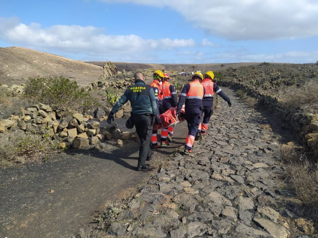 Intervención durante el traslado del cuerpo por parte de los bomberos de Lanzarote y La Guardia Civil.