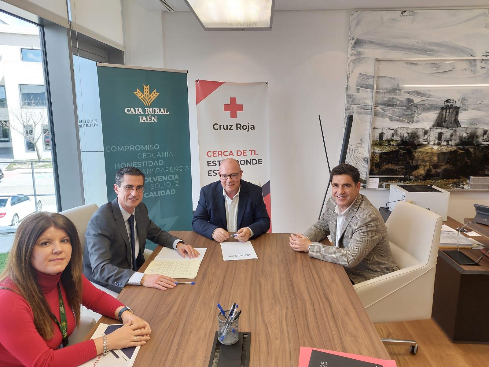 El director general de Caja Rural, Fernando Planelles, y el presidente del Comité Provincial de Cruz Roja, Jerónimo Vera (segundo y tercero por la izqda) durante la firma del convenio.